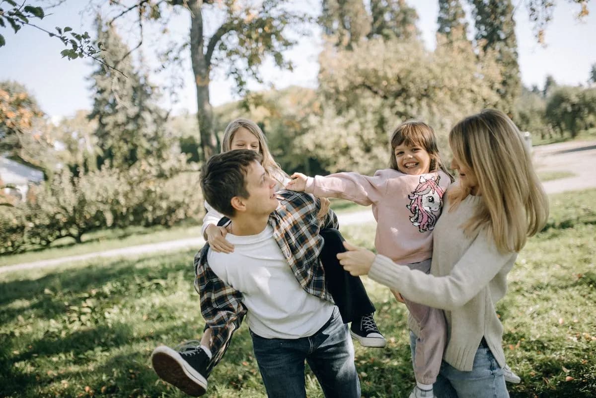 Família brincando ao ar livre, despreocupada
